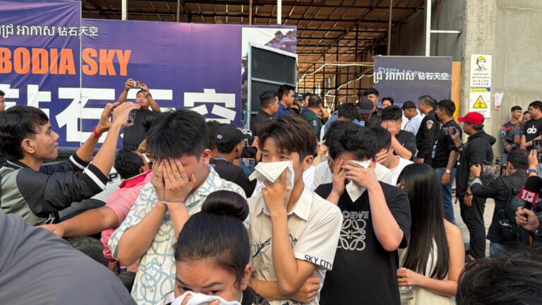 Loạt ảnh 200 cảnh sát Campuchia đột kích "động ma túy", bắt giữ nhiều người nước ngoài - 16