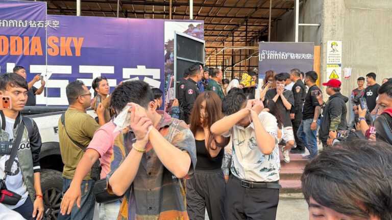 Loạt ảnh 200 cảnh sát Campuchia đột kích "động ma túy", bắt giữ nhiều người nước ngoài - 15