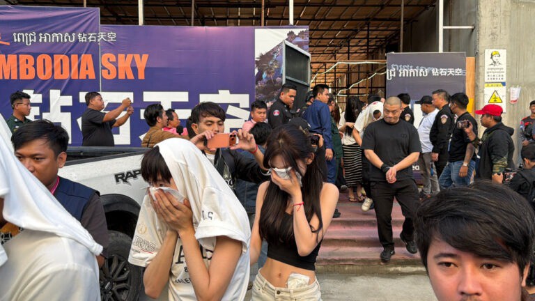 Loạt ảnh 200 cảnh sát Campuchia đột kích "động ma túy", bắt giữ nhiều người nước ngoài - 2