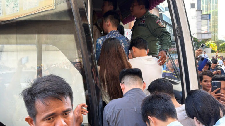 Loạt ảnh 200 cảnh sát Campuchia đột kích "động ma túy", bắt giữ nhiều người nước ngoài - 14