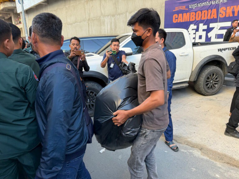 Loạt ảnh 200 cảnh sát Campuchia đột kích "động ma túy", bắt giữ nhiều người nước ngoài - 5