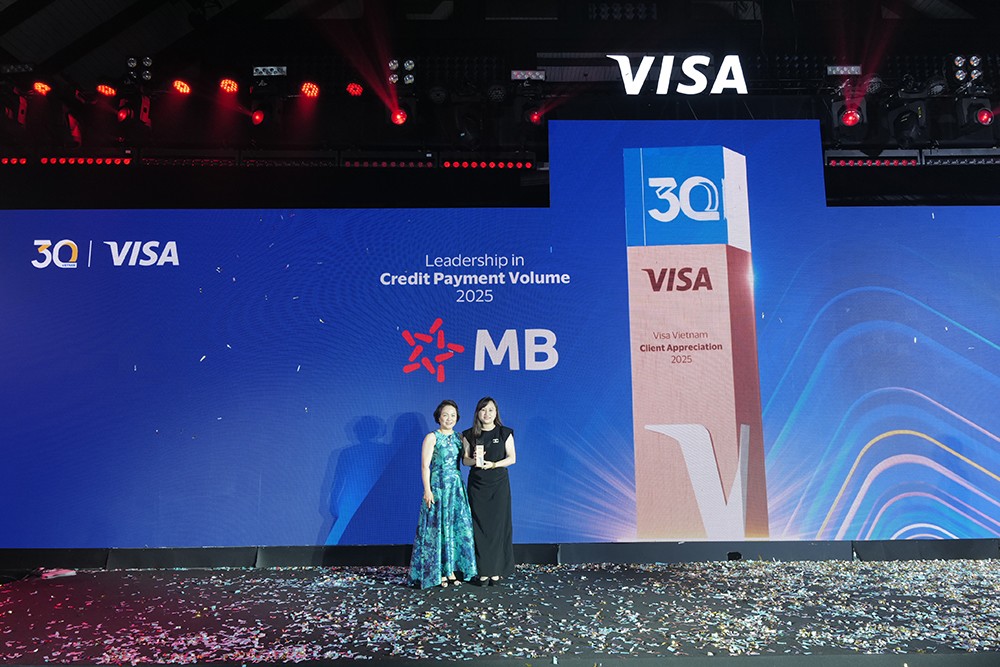 Đại diện MB nhận giải thưởng tại sự kiện kỷ niệm 30 năm của Visa tại Việt Nam