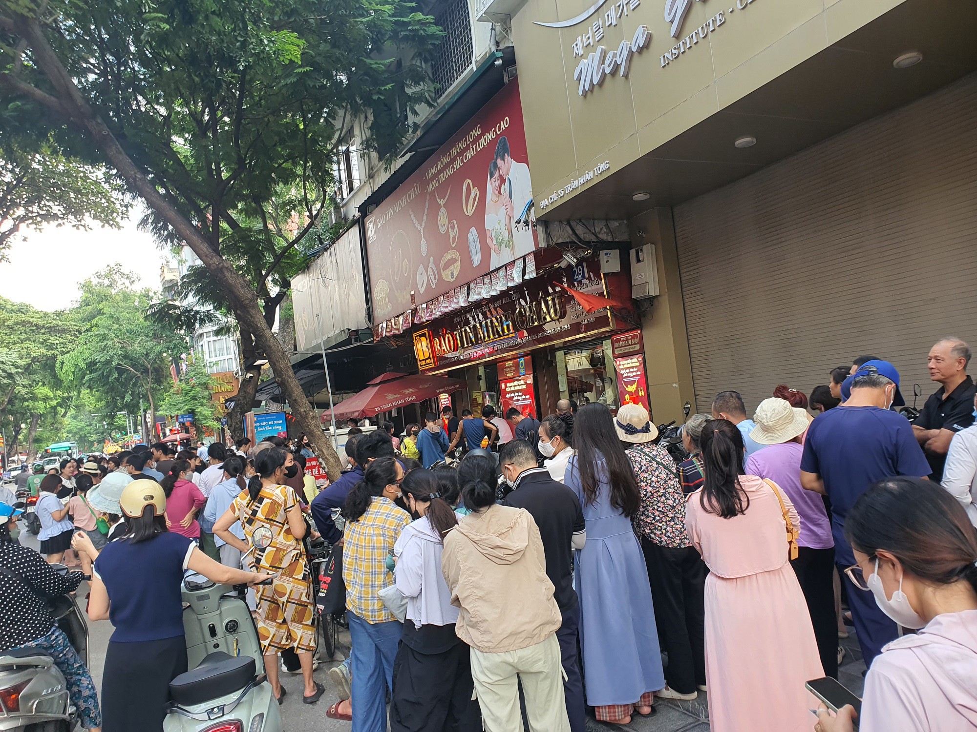 &nbsp;Hôm nay, mỗi người được phép mua tối đa 1 chỉ vàng nhẫn. Thanh toán tiền trước và 20 ngày sau đến lấy vàng.
