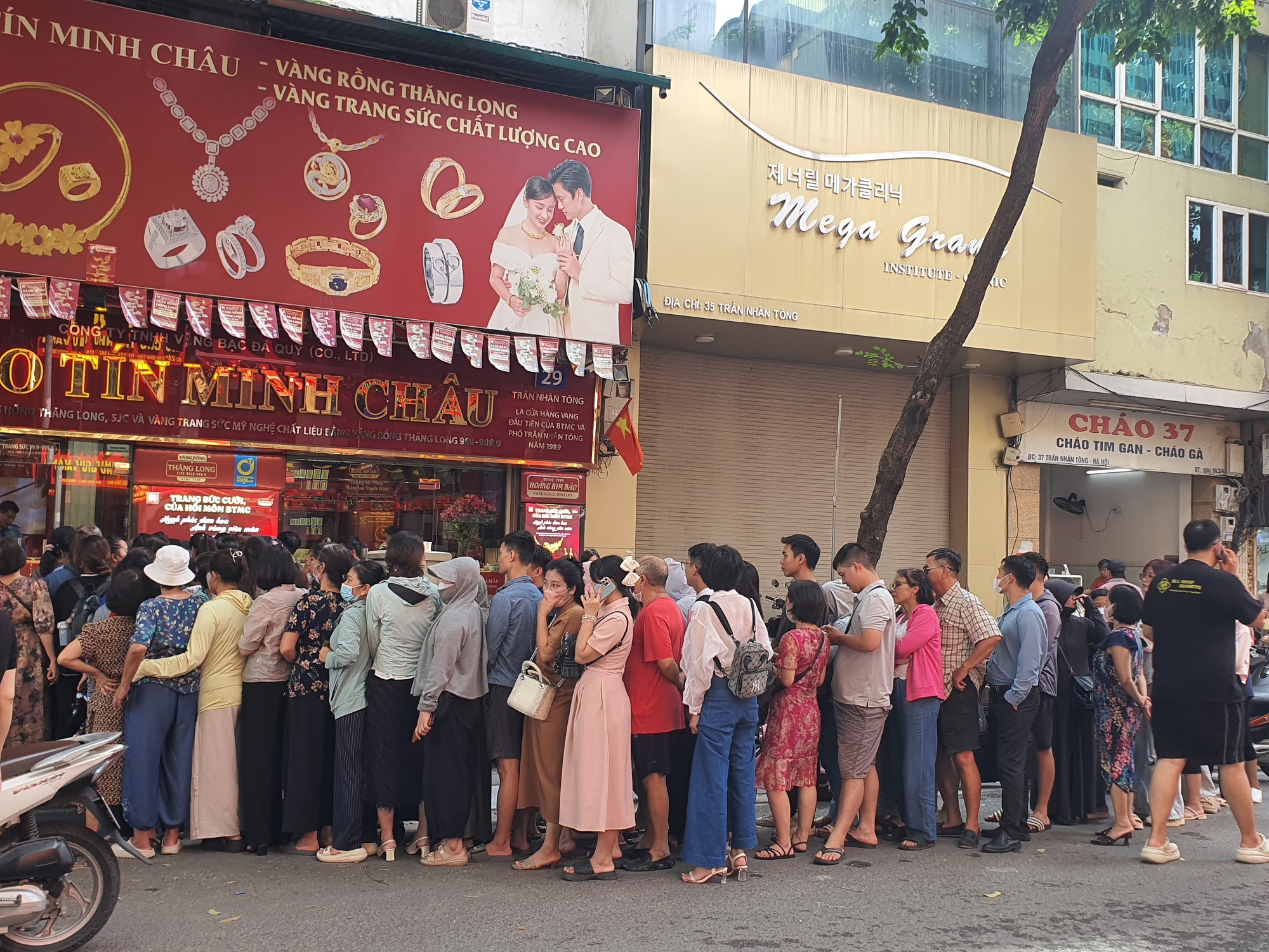 &nbsp;“Hôm qua và hôm kia tôi chờ cả buổi sáng họ không bán, đến 1 giờ chiều họ mở bán nên hôm nay phải cố chờ. Không biết cửa hàng họ bán lúc nào, về là mất chỗ”.