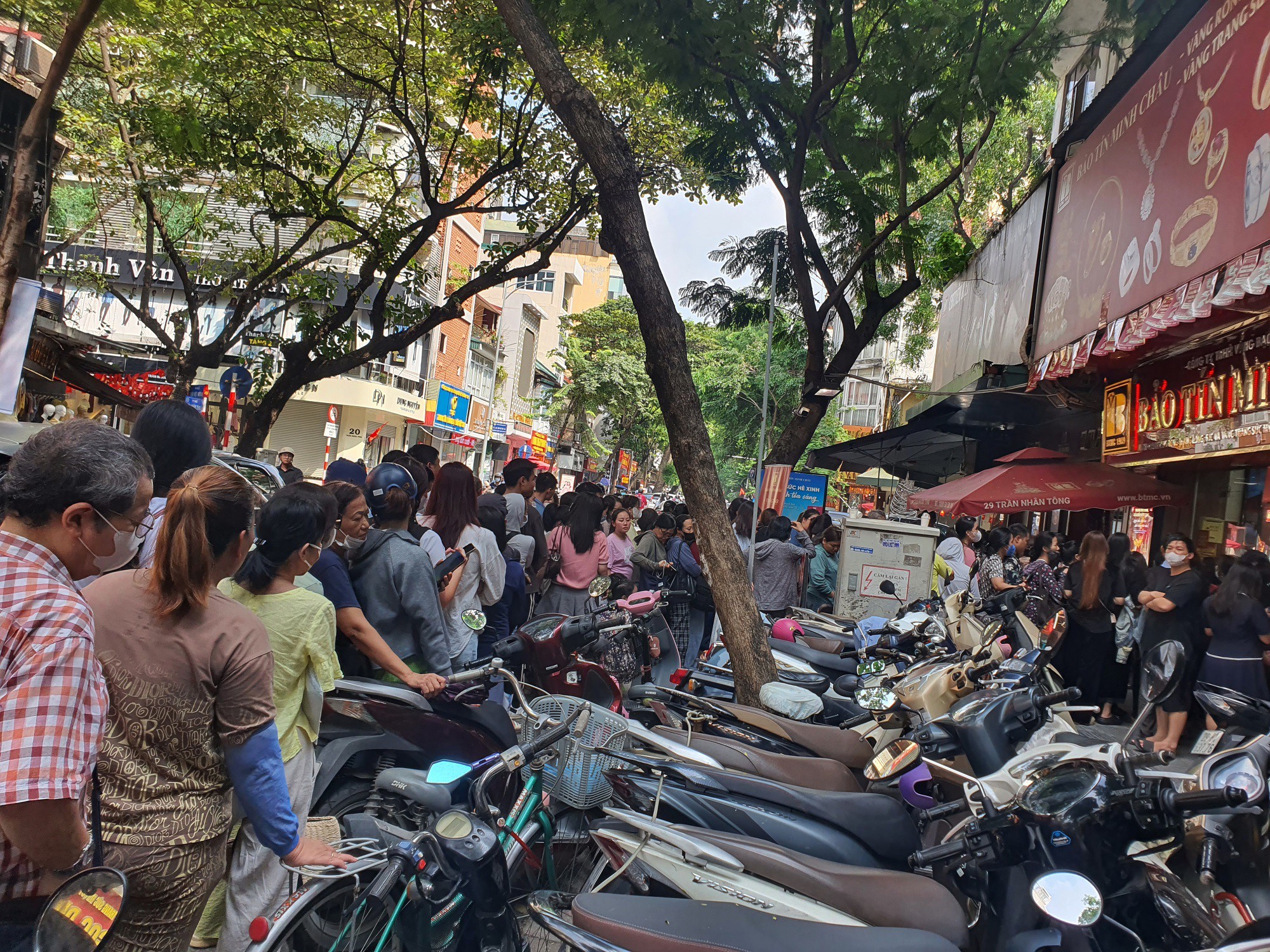 Hết buổi sáng, dòng người mỗi lúc một đông hơn, đứng thành hàng, quây xung quanh tiệm vàng.