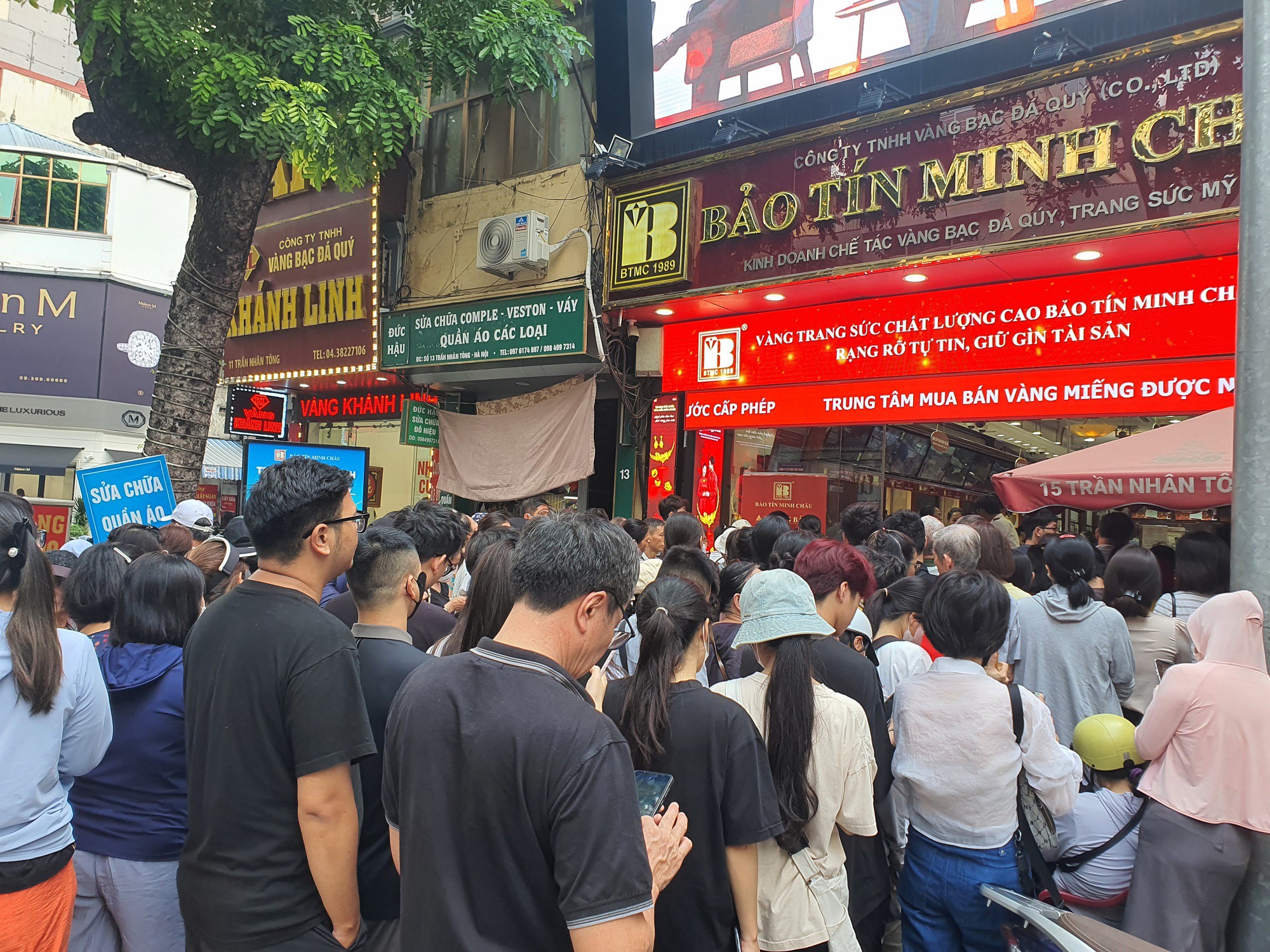Nhân viên cửa hàng liên tục thông báo cửa hàng hết vàng nhưng vẫn không làm lay chuyển đám đông đứng “cố thủ” ngay trước cửa hàng vàng.