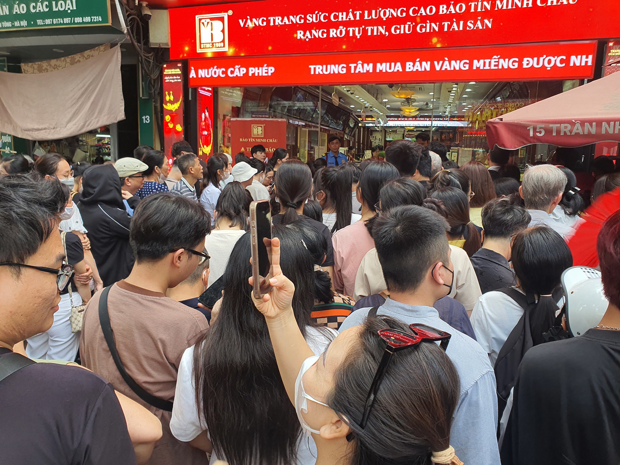 Tuy nhiên, đến 4 giờ chiều, khi đám đông giải tán bớt, cửa hàng bắt đầu “đánh úp”, phát số cho những người còn lại. Chỉ trong vòng 10 phút, toàn bộ số phiếu được phát hết.