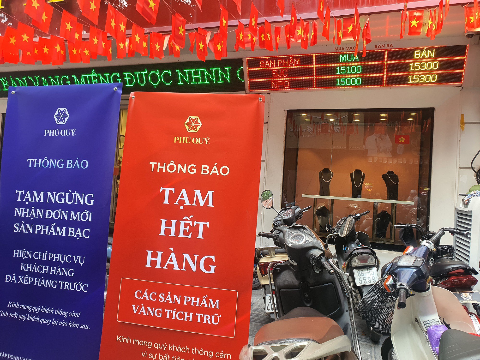Tại nhiều cửa hàng trên phố vàng, ngay từ khi mở cửa đã treo biển báo hết vàng nhẫn và vàng miếng tích trữ.