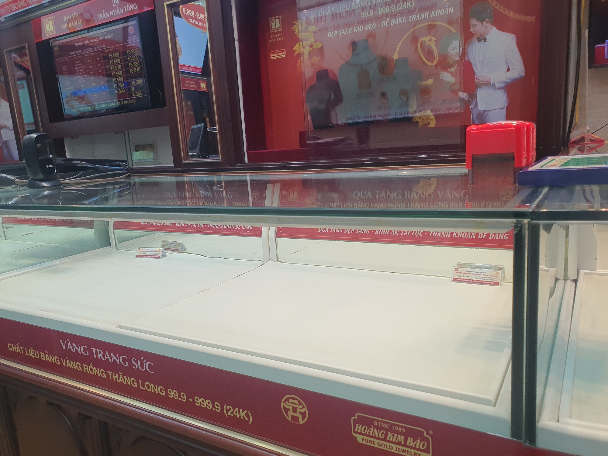 &nbsp;“Tôi chưa từng gặp cảnh tượng nào như thế này. Mua 1 chỉ vàng phải “thi gan” với cửa hàng, chờ từ sáng đến chiều, may mắn mới mua được vì không biết họ bán lúc nào, có bán hay không. Bên trong cửa hàng vàng mà không có lấy 1 chỉ vàng nào để bán. Choáng thật”, ông Trung (Hà Nội) cho biết.