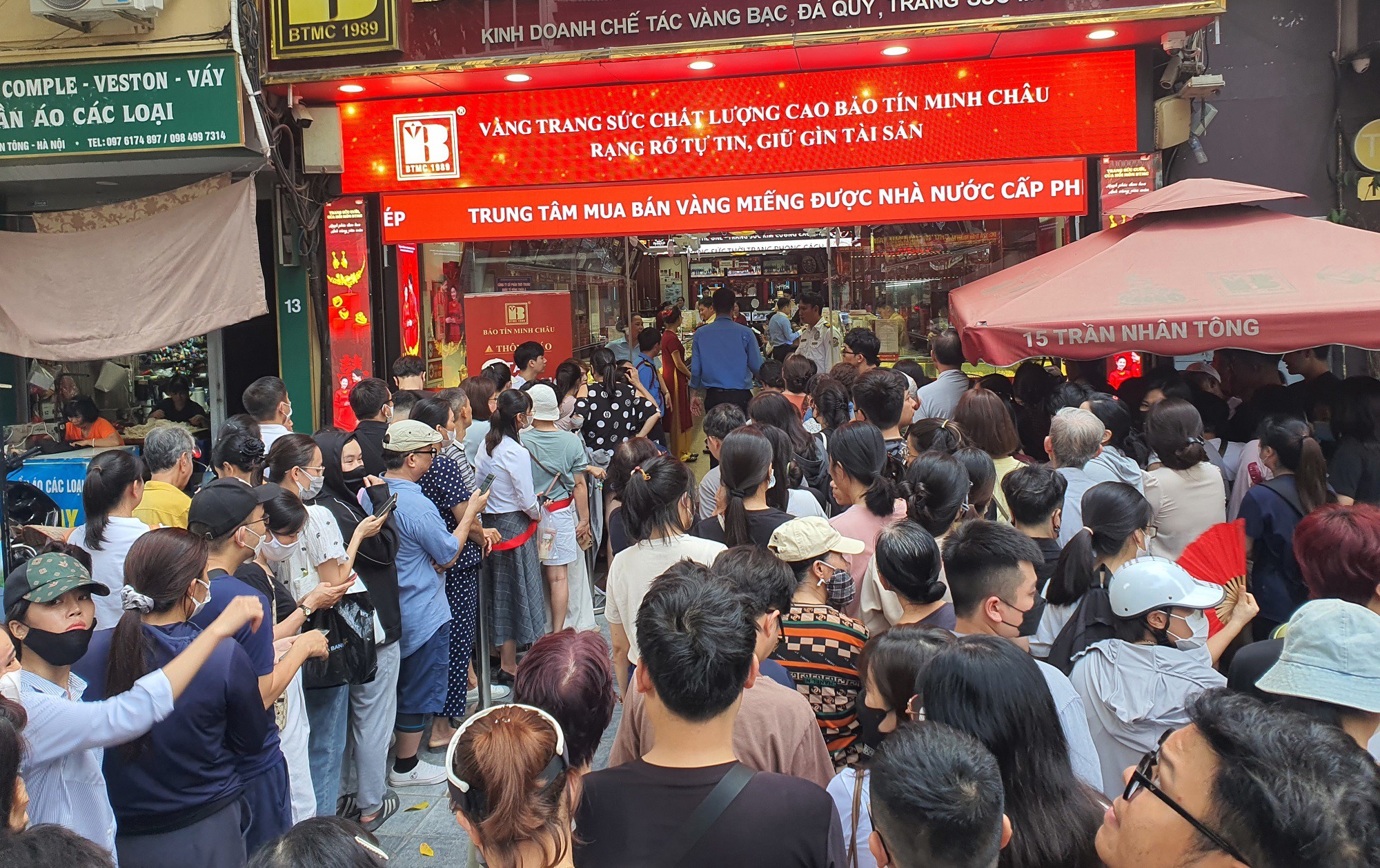 Tuy nhiên, bên ngoài cửa hàng kinh doanh vàng vẫn có hàng trăm người xếp hàng chờ đợi từ sáng sớm đến chiều muộn chờ mua vàng.