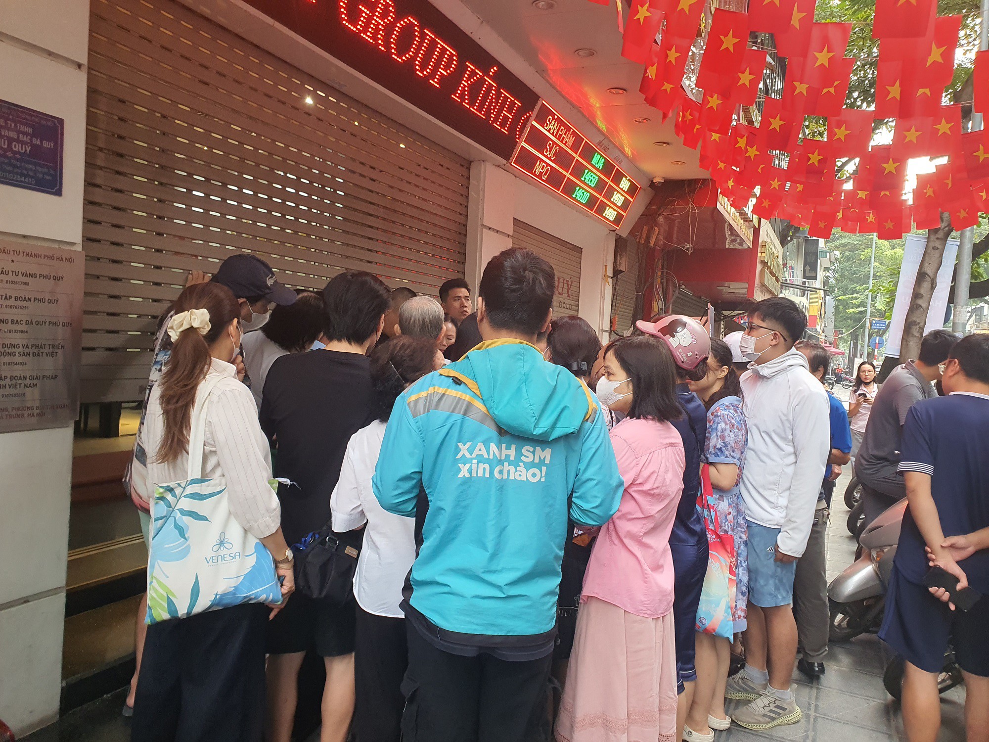 Khoảng 6 giờ sáng, trước cửa hàng kinh doanh vàng trên phố Trần Nhân Tông (Hà Nội), hàng trăm người đã đến để lấy số mua hàng.