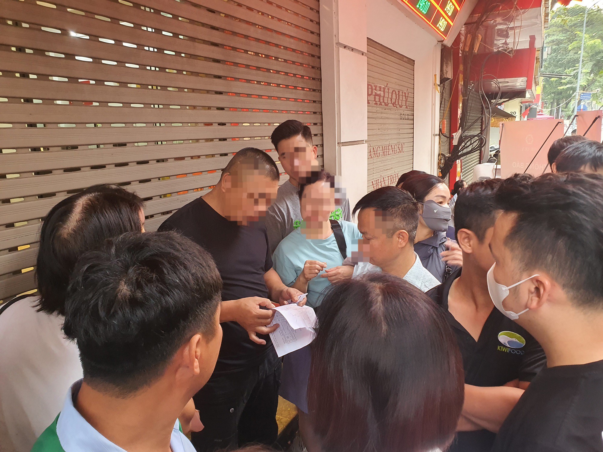 Khi đến cửa hàng, mỗi người sẽ tự viết tên mình vào một tờ giấy có sẵn. Chờ nhân viên cửa hàng gọi theo số thứ tự trên giấy và phát số.