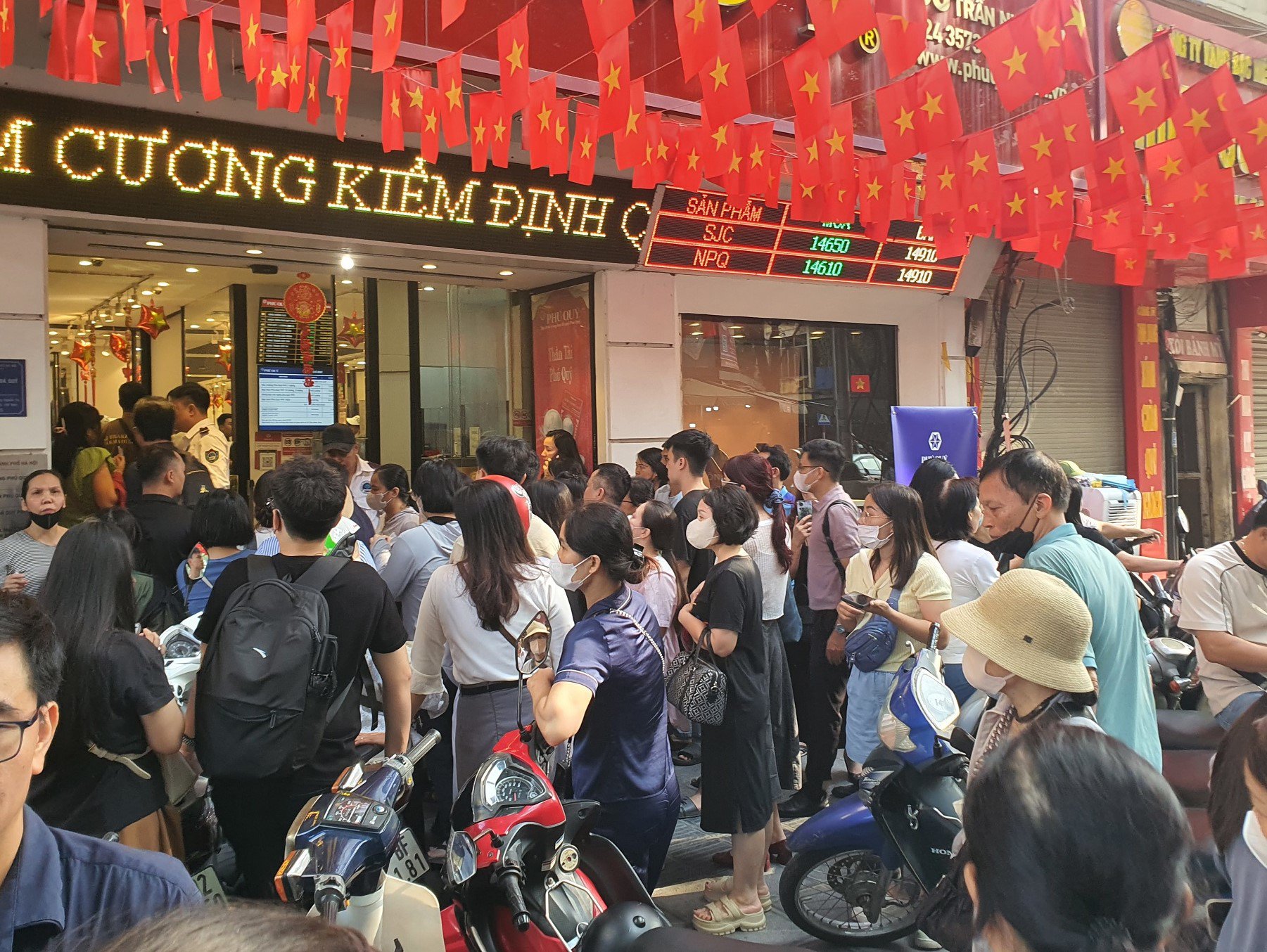 Khoảng 7 giờ sáng, toàn bộ hơn 200 phiếu được phát hết. Những người đến sau không lấy được số phải ra về tay không.