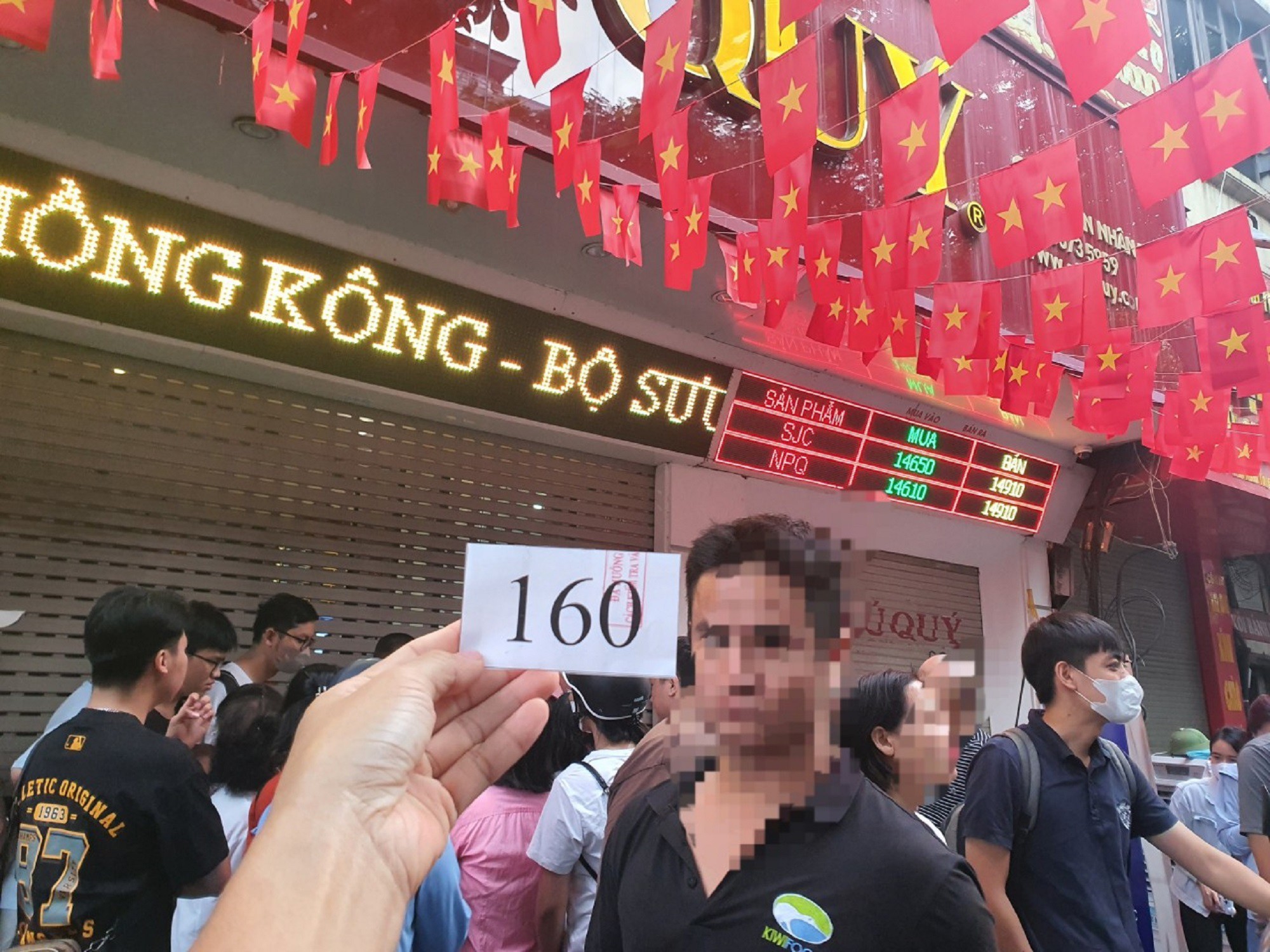 Đến 8 giờ, cửa hàng thông báo, những người có số sẽ được vào mua bạc, còn vàng hôm nay cửa hàng không bán. Một số người có số rồi liền mang cho rồi quay về.