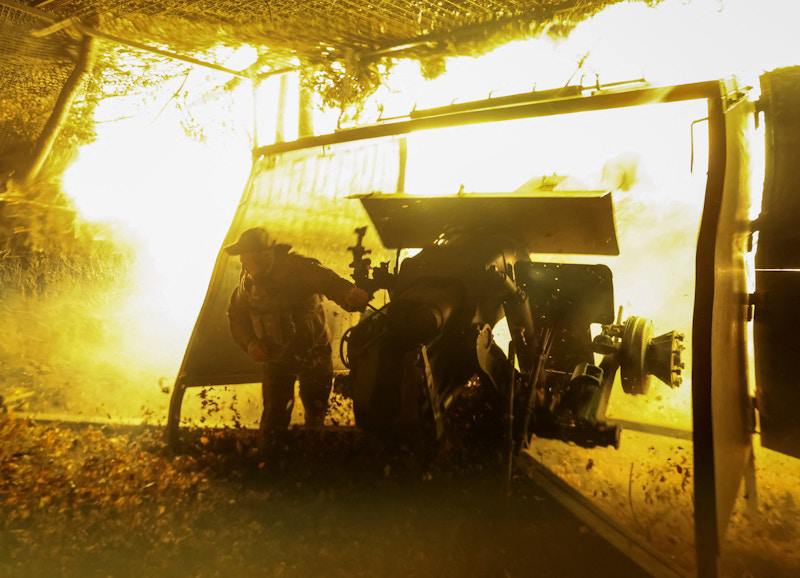 Binh sĩ Ukraine nã pháo trên chiến trường Donetsk (ảnh: Reuters)