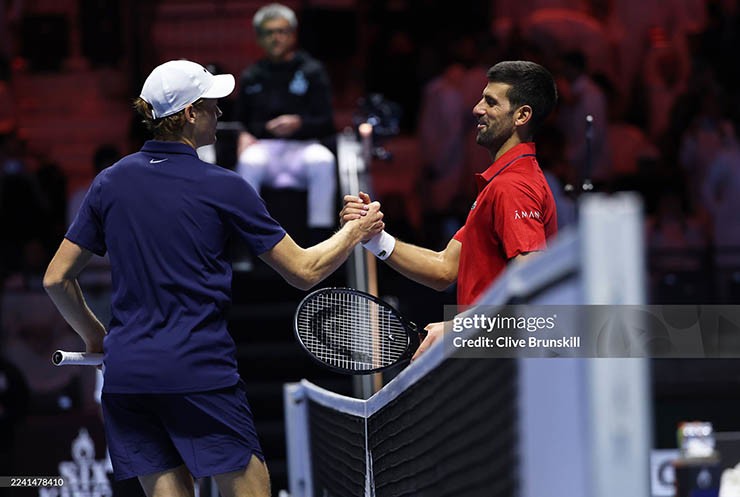 Sinner (áo đen) hạ đẹp Djokovic