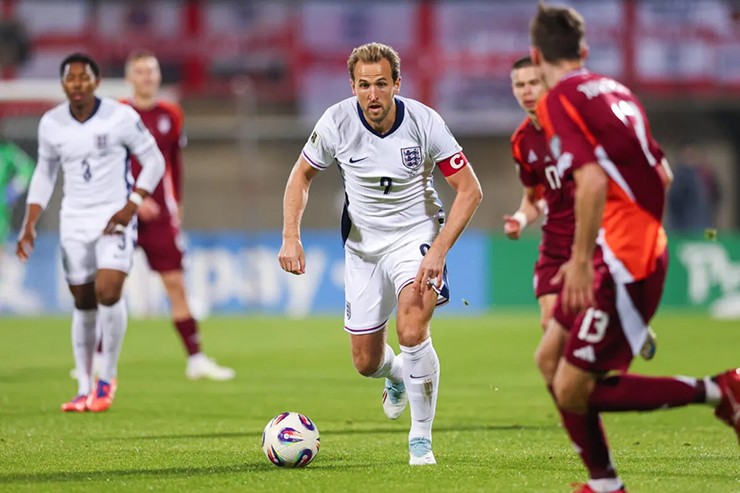 Harry Kane cũng toả sáng trong màu áo đội tuyển quốc gia khi anh mới lập 1 cú đúp vào lưới Latvia