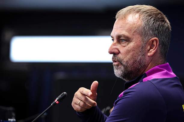 Hansi Flick cho biết phòng thay đồ Barca gắn camera để biết ai đến muộn, và nếu Yamal đến muộn ông cũng không có gì phải giấu như những cầu thủ khác từng bị phạt