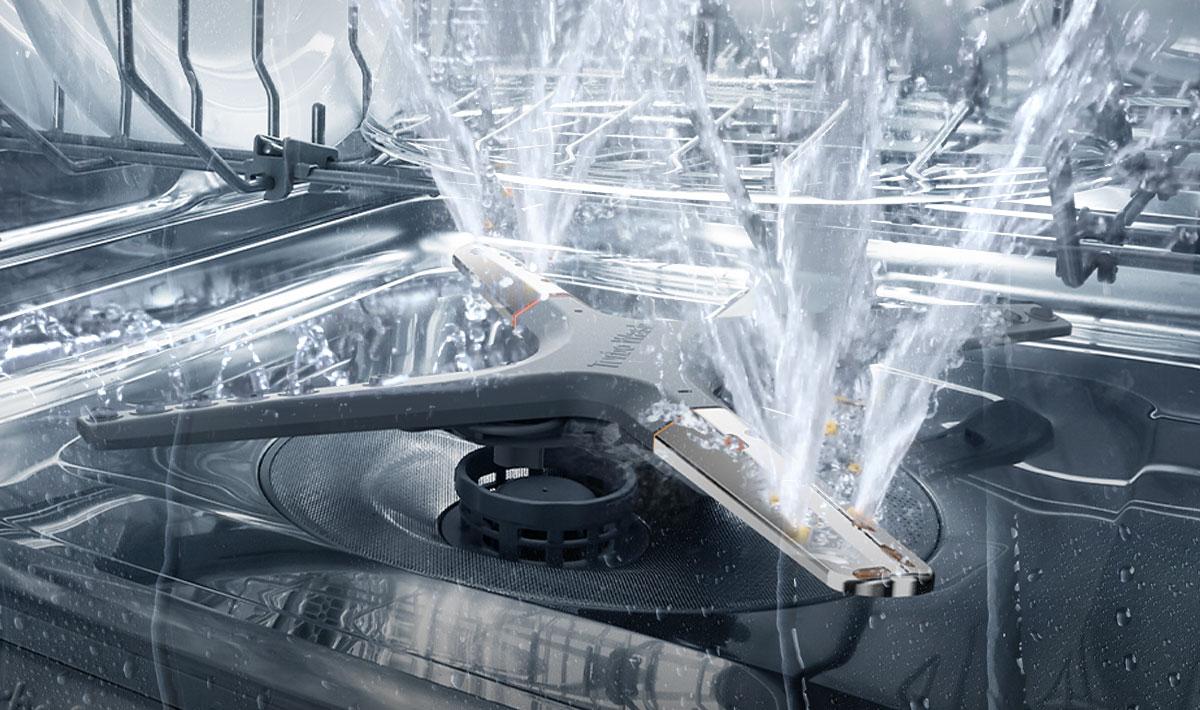 Tay phun bốn cánh giúp tia nước chạm đến mọi góc cạnh, rửa sạch toàn diện.