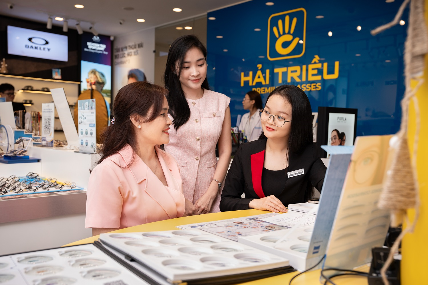 Nền tảng chuyên môn vững chắc giúp đội ngũ tại Kính Hải Triều thấu hiểu và đưa ra tư vấn phù hợp nhất với khách hàng