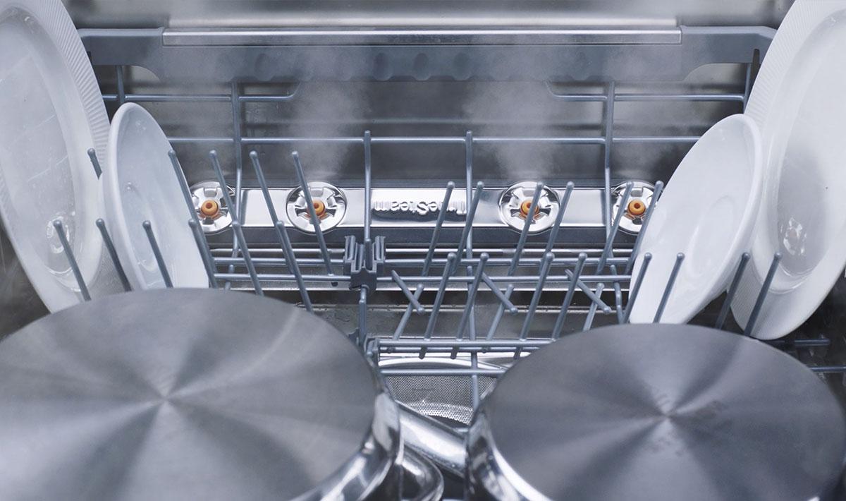 LG QuadWash TrueSteam sở hữu công nghệ hơi nước độc quyền loại bỏ dầu mỡ và cặn bẩn cứng đầu.