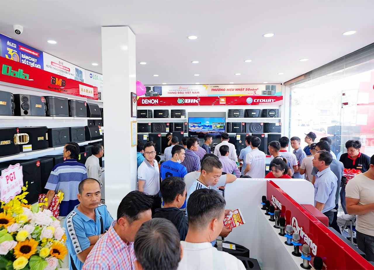 Không khí mua sắm rộn ràng tại các showroom Bảo Châu Elec toàn quốc