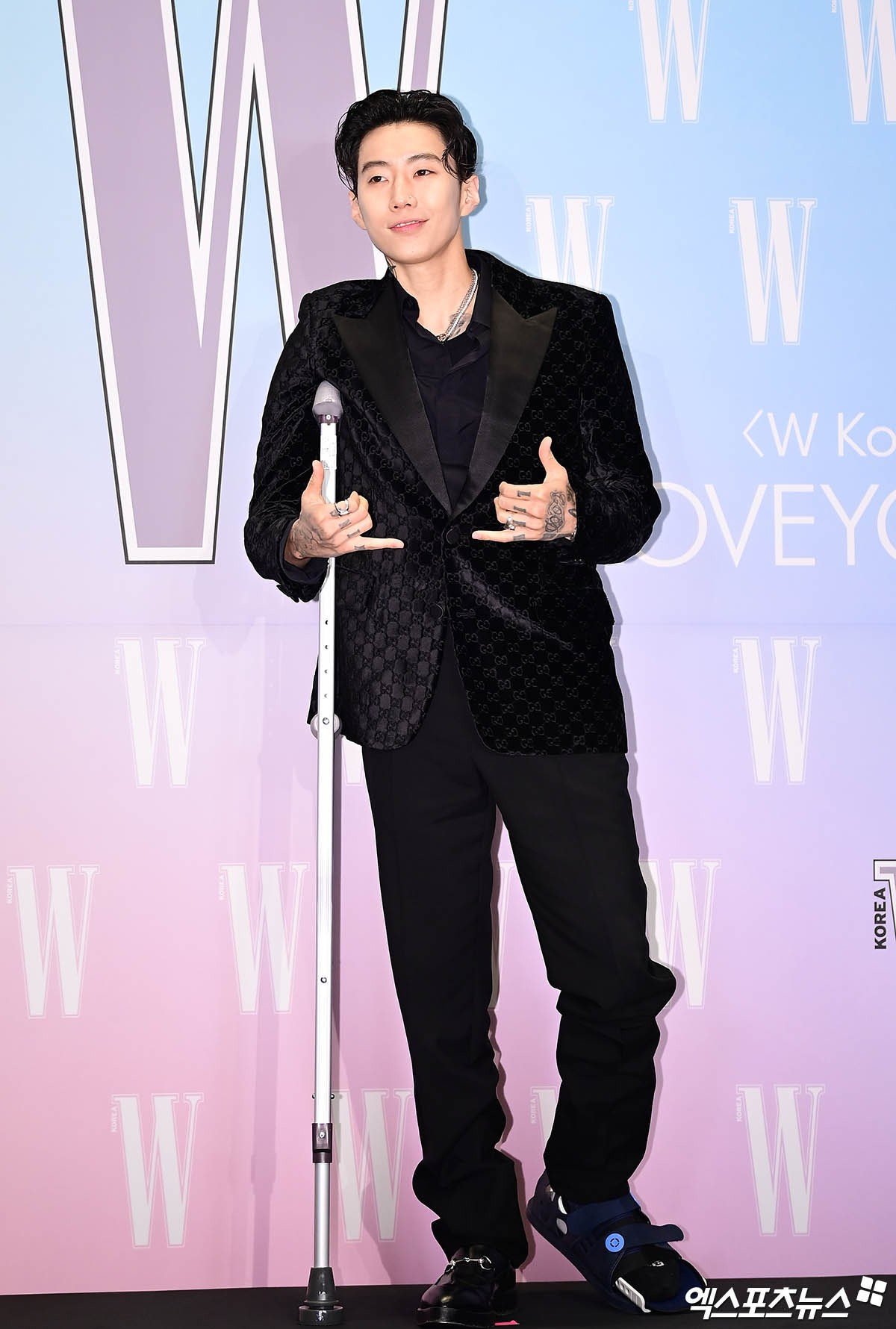 Jay Park chống nạng đi thảm đỏ.