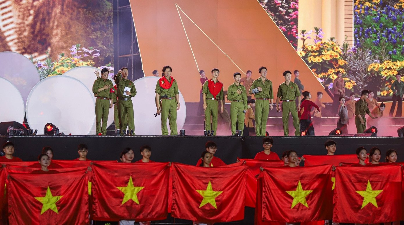 Nhạc phim Mưa đỏ - Còn gì đẹp hơn vang lên tại nhiều sân khấu âm nhạc, concert quy mô lớn. Ảnh: Việt Hùng.