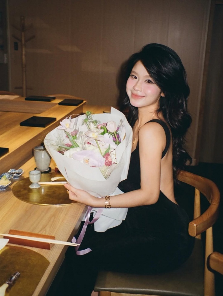 Mới đây, hot girl Hàn Hằng (Hàn Hải Hằng, sinh năm 1999) đã khiến cộng đồng mạng không khỏi trầm trồ khi đăng tải loạt ảnh mừng kỷ niệm 6 năm bên cạnh ông xã là vlogger nổi tiếng Huyme (Phạm Công Thành). (Ảnh: FBNV)
