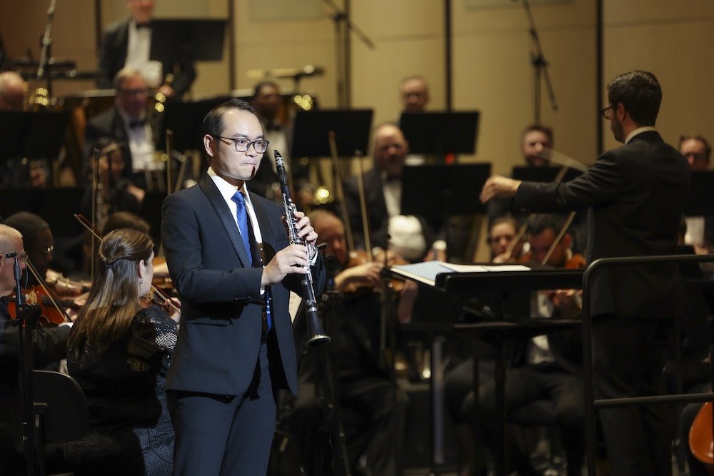 TS. cello Đinh Thị Hoài Xuân và nghệ sĩ kèn clarinet Trần Khánh Quang biểu diễn cùng dàn nhạc Mỹ.