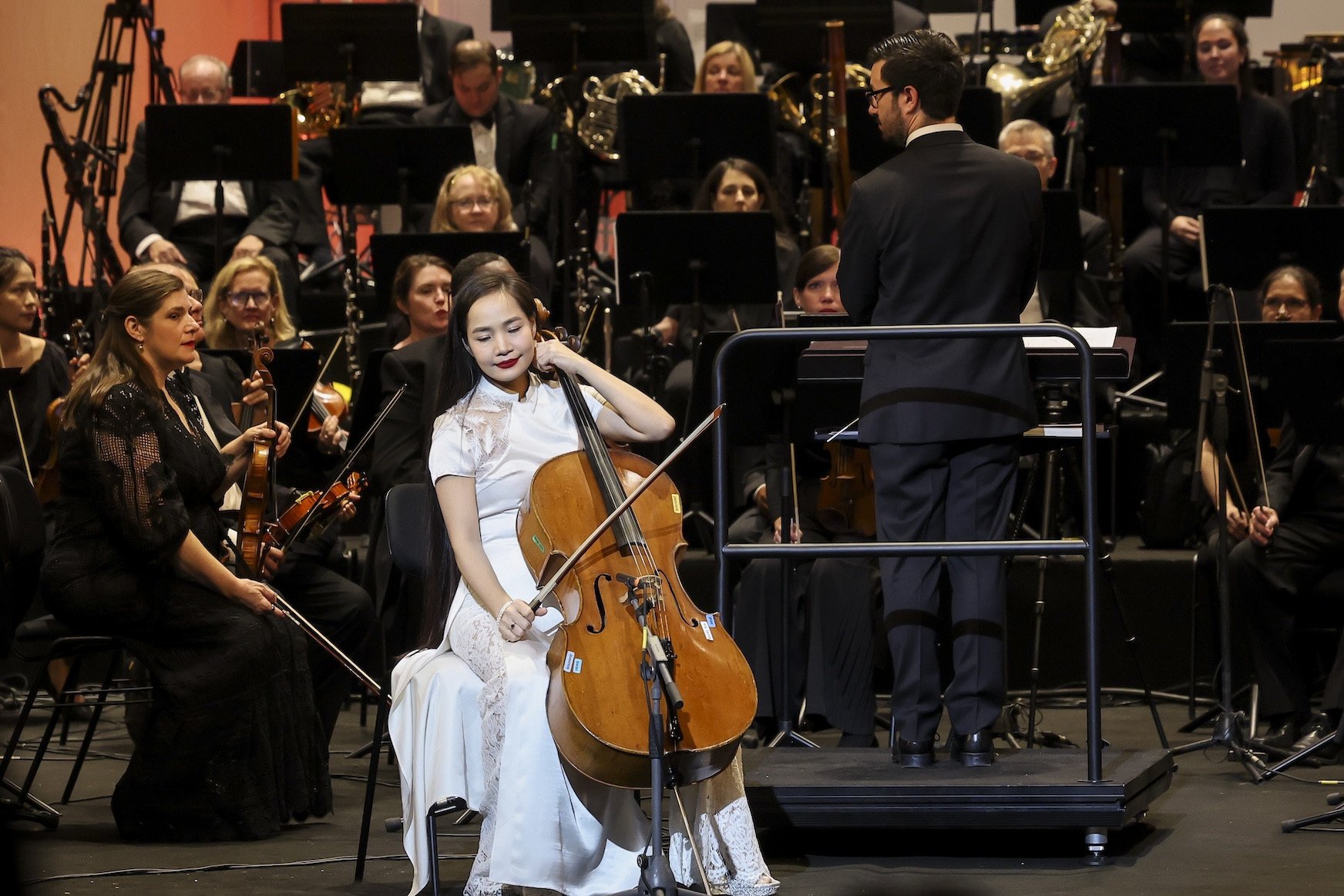 TS. cello Đinh Thị Hoài Xuân và nghệ sĩ kèn clarinet Trần Khánh Quang biểu diễn cùng dàn nhạc Mỹ.