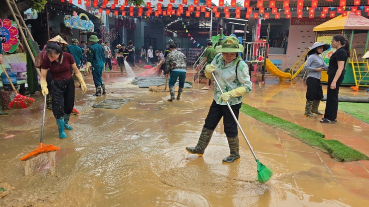 Thầy cô Trường mầm non Gia Sàng (tỉnh Thái Nguyên) dọn dẹp sau trận lũ