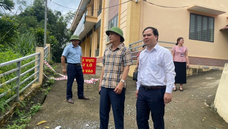 Đoàn công tác của MTTQ tỉnh Thái Nguyên và Doanh nghiệp xây dựng Xuân Trường khảo sát tại Trường Tiểu học và THCS Địa Linh