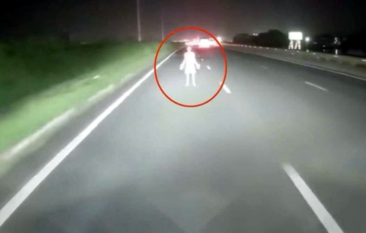 Ô tô đang lưu thông bất ngờ có người đàn ông lao ra giữa đường. Ảnh: Đ.H.