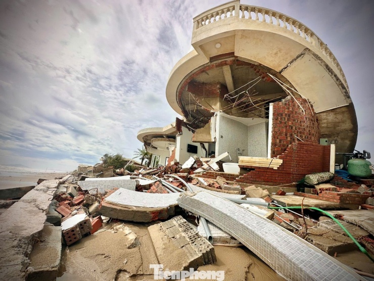 Sau bão số 10 cho thấy, khu vực ven biển nơi xây các căn villa không có dấu hiệu của hệ thống cọc dự ứng lực hay kè chắn sóng.