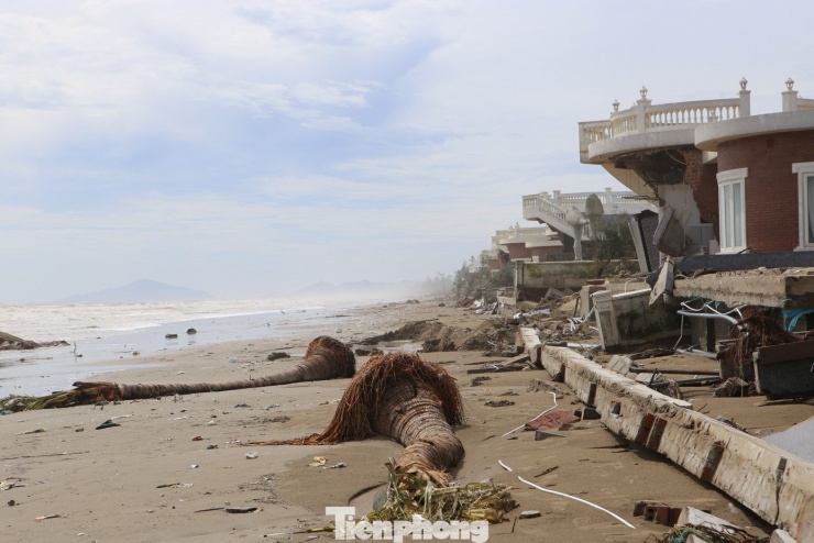 Hàng loạt căn villa đổ sập sau bão tại dự án Dự án Khu dịch vụ và nhà nghỉ Xuân Thành.
