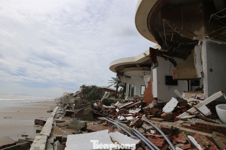 Nền cát bị xói lở, tường bao bằng gạch không nung bị sập đổ, móng nhà trơ trọi.