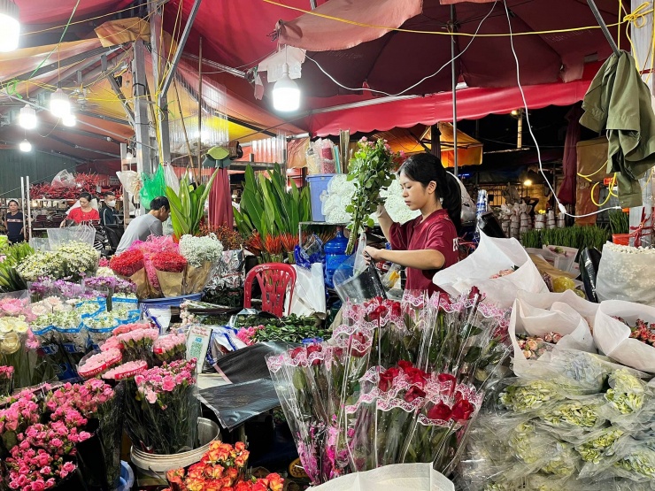 Theo chị Hồng, một tiểu thương khác tại chợ, những ngày cận lễ, hoa nhập về nhiều, khách cũng đông hơn hẳn. “Chúng tôi gần như không có thời gian ngủ, phải bán cả ngày lẫn đêm”, chị nói.