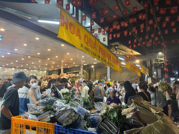 Nửa đêm, tại một cửa hàng bán sỉ và lẻ trong chợ, không khí vẫn tấp nập người ra vào. Anh Trí Sơn (khách mua sỉ, quận Hai Bà Trưng) chia sẻ: “Bình thường tôi chỉ nhập hoa 2-3 ngày một lần, nhưng dịp này ngày nào cũng phải đi, mỗi lần nhập số lượng nhiều gấp ba lần ngày thường”.