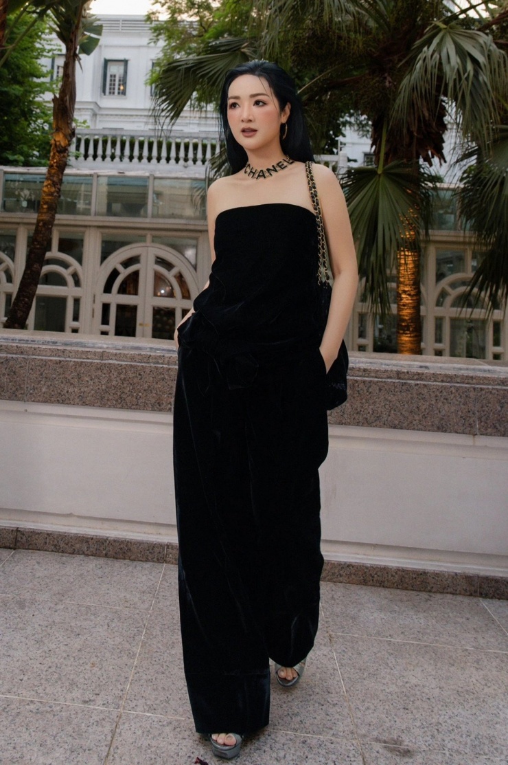 Hoa hậu Giáng My mặc ton sur ton đen, tôn vai trần, dáng thon ở tuổi 54. 
