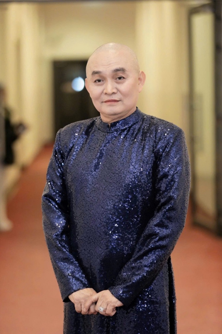 Nghệ sĩ Xuân Hinh đăng ảnh mới chào thu Hà Nội. Tuổi 65, ông chủ yếu dành thời gian cho gia đình, chăm chút Bảo tàng Đạo Mẫu và thỉnh thoảng tham gia 1 số dự án nghệ thuật. 