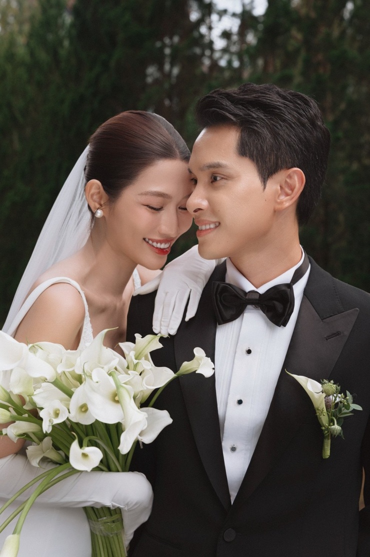 Á hậu Quỳnh Châu và CEO Phát Nguyễn khoe ảnh cưới vintage tại Đà Lạt trước hôn lễ 26/10. Cặp đôi yêu 5 năm kín đáo từ 2020, dạm ngõ tháng 9/2025.