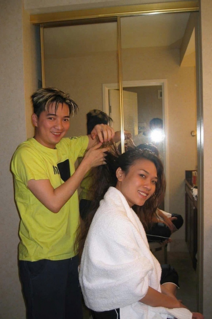 Ca sĩ Dương Triệu Vũ tiết lộ khoảnh khắc Đàm Vĩnh Hưng làm tóc cho Mỹ Tâm trong 1 show diễn cách đây nhiều năm. 