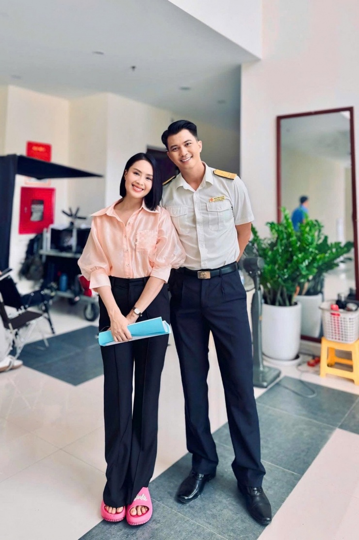Diễn viên Hà Việt Dũng thân thiết với Hồng Diễm trong hậu trường phim mới "Lằn ranh".