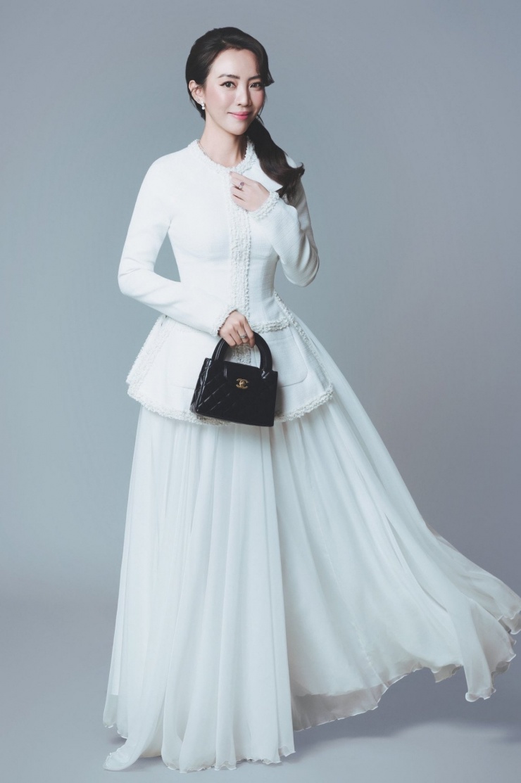 Diễn viên Thu Trang nền nã với áo bà ba cách tân dự sự kiện. 