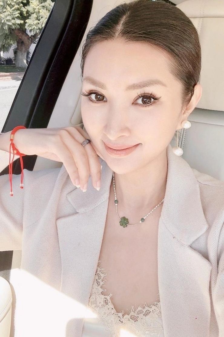 Ca sĩ Nguyễn Hồng Nhung đi họp phụ huynh cho con.