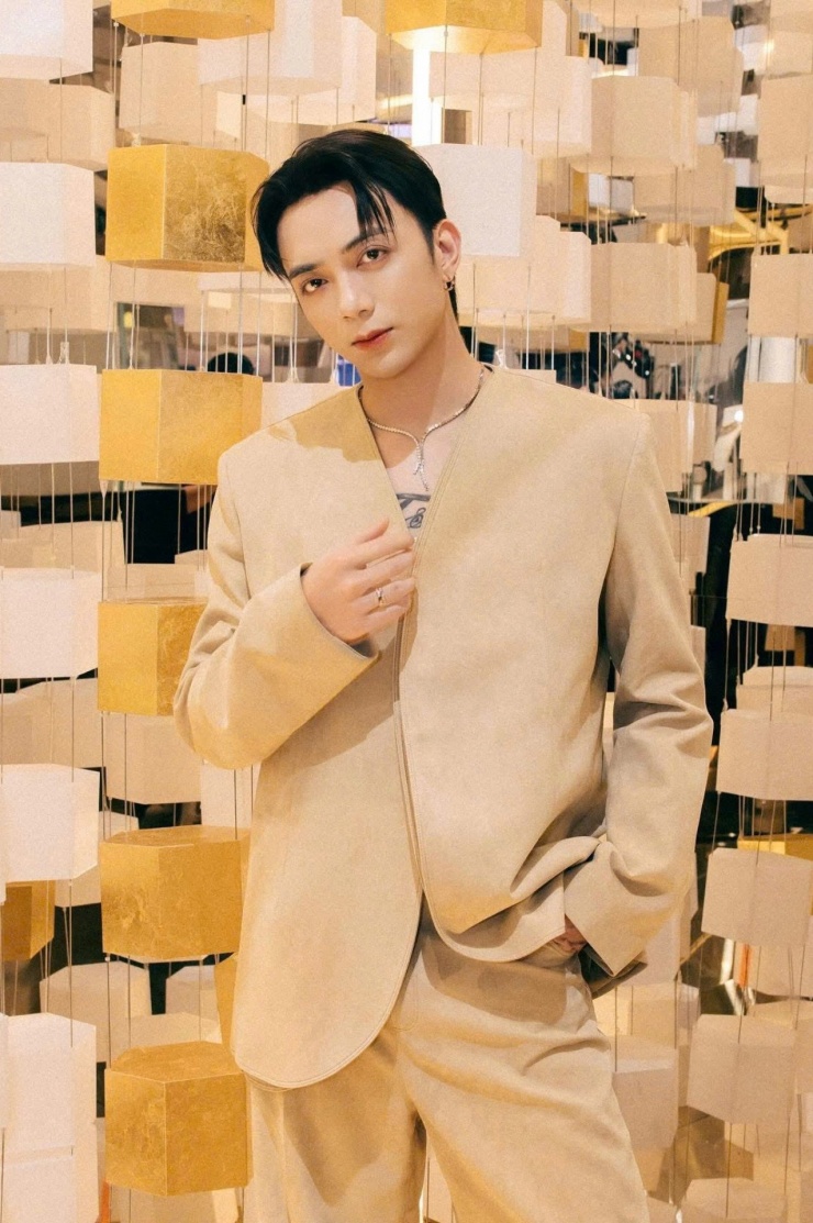 Ca sĩ Soobin Hoàng Sơn điển trai trong chuyến công tác tại Hàn Quốc. 