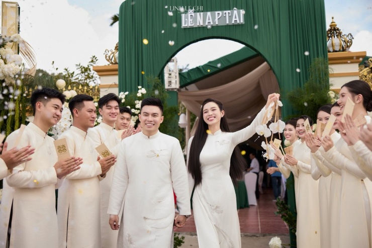 Đỗ Thị Hà và doanh nhân Viết Vương trong lễ nạp tài sáng 16/10.