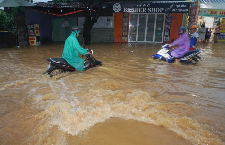CLIP: Mưa lớn gây ngập nặng, nước cuồn cuộn tràn qua đường Âu Cơ ở Đà Nẵng - 1