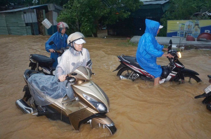 CLIP: Mưa lớn gây ngập nặng, nước cuồn cuộn tràn qua đường Âu Cơ ở Đà Nẵng - 2